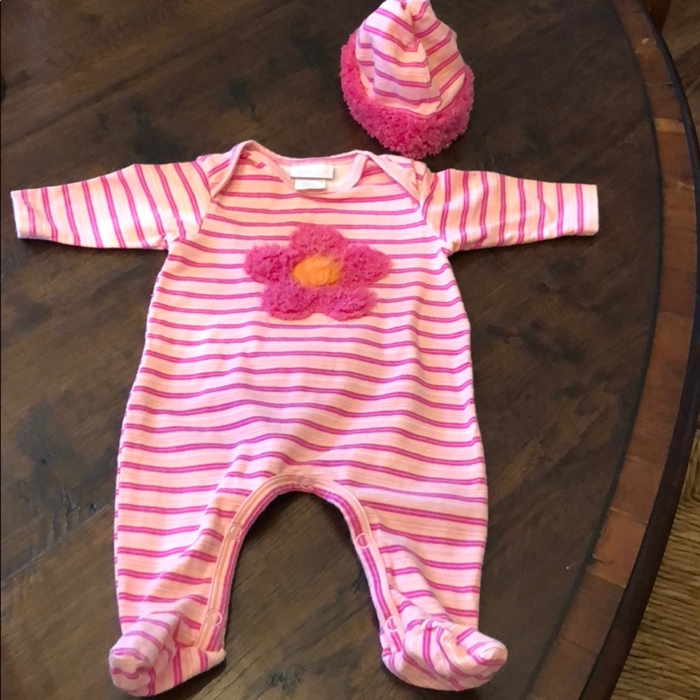 Cachcach infant sleeper with hat